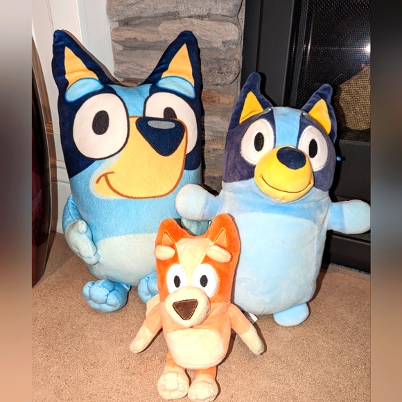 Set of three Bluey plush stuffed animals - two Bluey and one Bingo - Picture 1 of 11
